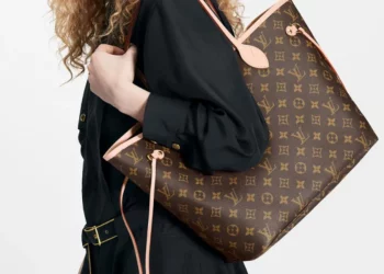 Louis Vuitton Neverfull Tote is a luxury, stylish and atmospheric handbag, a classic fashion symbol