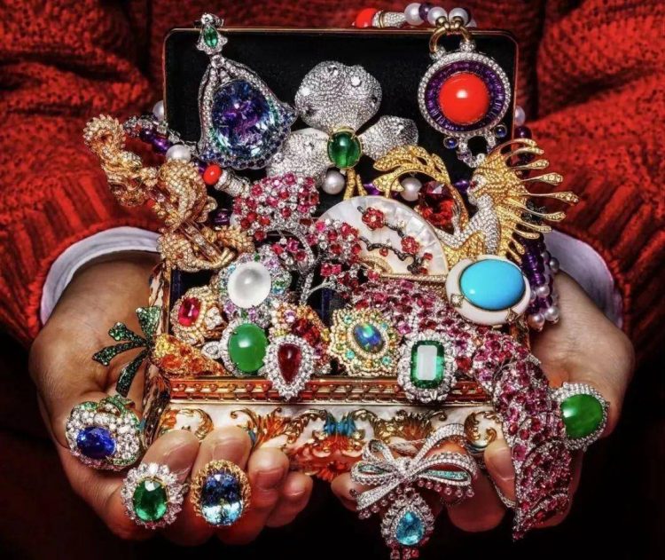 Why Custom Jewelry Has Become the Luxury Accessory of Choice for Global Elites