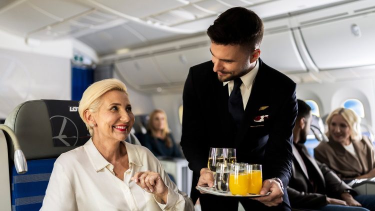 Why Are More and More Food Enthusiasts Choosing Aerial Dining Experiences?